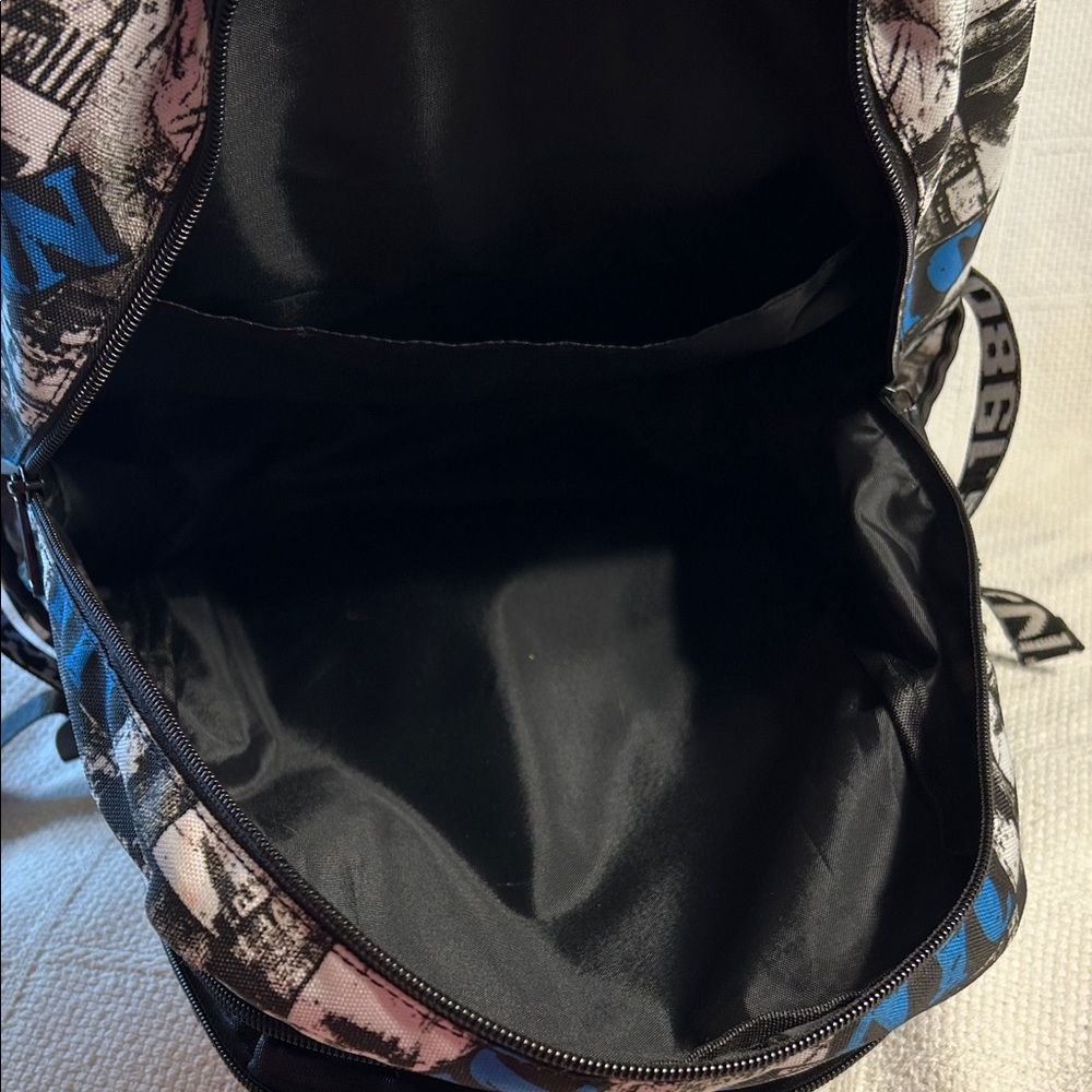 Kuchen and Bag Shark Backpack - Red, Black, Blue and White - Picture 8 of 8